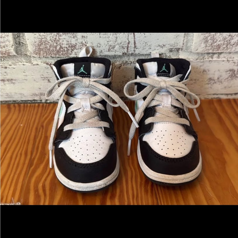 Jordan Kids Black, White & Teal Low-Top Sneakers